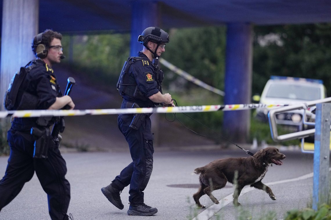 Oslo 20210815.
Politiet på stedet med store stryker etter at de fikk melding om at det er avfyrt skudd på Skøyenåsen T-banestasjon.
Foto: Fredrik Hagen / NTB Oslo 20210815.
Politiet på stedet med store stryker etter at de fikk melding om at det er avfyrt skudd på Skøyenåsen T-banestasjon.
Foto: Fredrik Hagen / NTB