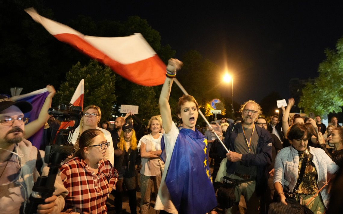 Demonstranter iført EU-flagg virker påfallende for polakker. Er de betalt? People protest outside the Polish parliament after lawmakers passed a bill seen as harmful to media freedom in Warsaw, Poland, Aug. 11, 2021. Poland's parliament voted Wednesday in favor of a bill that would force Discovery Inc., the U.S. owner of Poland's largest private television network, to sell its Polish holdings and is widely viewed as an attack on media independence in Poland. (AP Photo/Czarek Sokolowski) Demonstranter iført EU-flagg virker påfallende for polakker. Er de betalt? People protest outside the Polish parliament after lawmakers passed a bill seen as harmful to media freedom in Warsaw, Poland, Aug. 11, 2021. Poland's parliament voted Wednesday in favor of a bill that would force Discovery Inc., the U.S. owner of Poland's largest private television network, to sell its Polish holdings and is widely viewed as an attack on media independence in Poland. (AP Photo/Czarek Sokolowski)