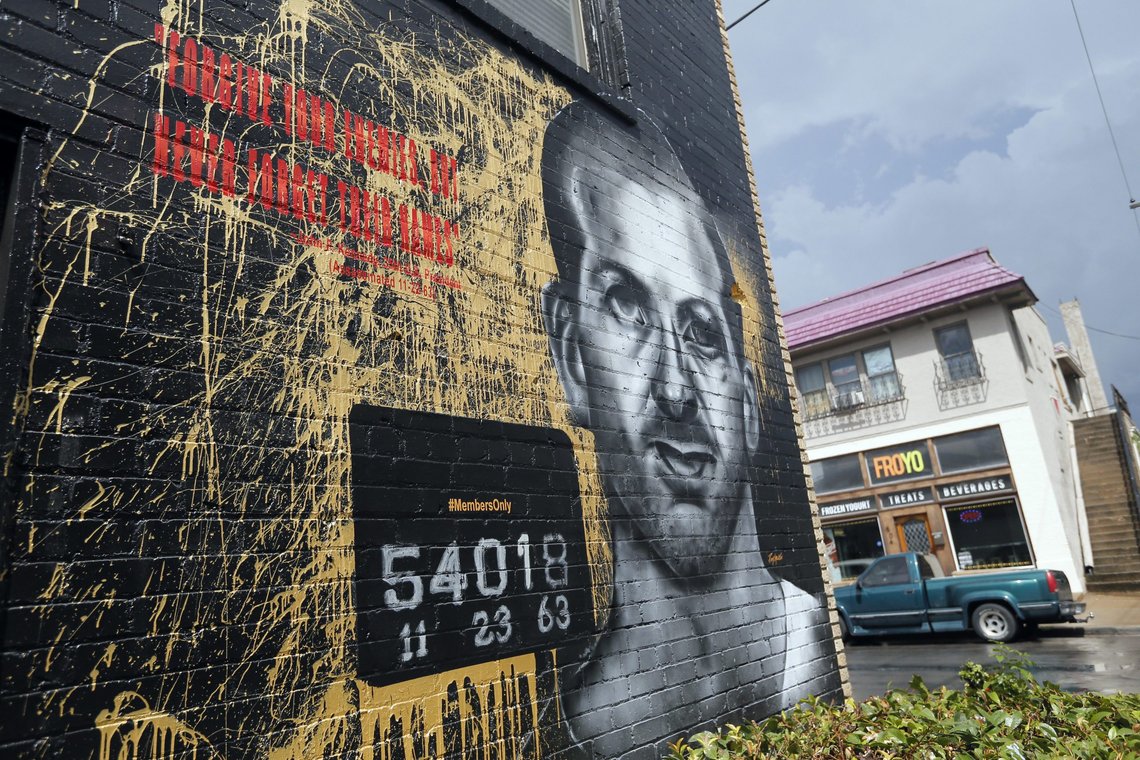 A mural of Lee Harvey Oswald painted on an exterior wall outside the Members Only barbershop is shown, Friday, Aug. 26, 2016, in Dallas. Barbershop owner Christian Avanti hired an artist to paint the black and white mural with a John F. Kennedy quote over it, "Forgive your enemies, but never forget their names". A nearly two-story mural of assassin Lee Harvey Oswald recently painted on a Dallas building is drawing criticism for being insensitive. (AP Photo/Tony Gutierrez) A mural of Lee Harvey Oswald painted on an exterior wall outside the Members Only barbershop is shown, Friday, Aug. 26, 2016, in Dallas. Barbershop owner Christian Avanti hired an artist to paint the black and white mural with a John F. Kennedy quote over it, "Forgive your enemies, but never forget their names". A nearly two-story mural of assassin Lee Harvey Oswald recently painted on a Dallas building is drawing criticism for being insensitive. (AP Photo/Tony Gutierrez)