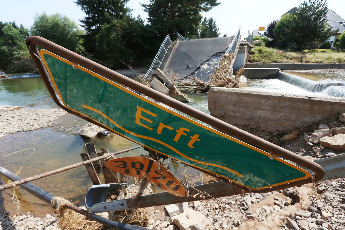 Et skilt med navnet på elven Erft ved en ødelagt bru i Stotzheim i Tyskland 22. juli. Den tyske regjeringen vil sette av over 300 milliarder kroner for å reparere skadene etter sommerens flomkatastrofe. Foto: David Young / AP / NTB Et skilt med navnet på elven Erft ved en ødelagt bru i Stotzheim i Tyskland 22. juli. Den tyske regjeringen vil sette av over 300 milliarder kroner for å reparere skadene etter sommerens flomkatastrofe. Foto: David Young / AP / NTB