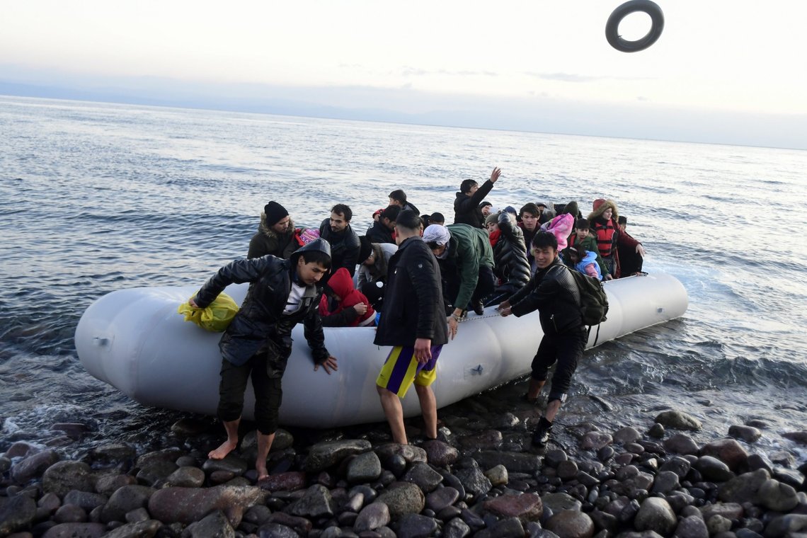 Migranter ankommer landsbyen Skala Sikaminias på Lesbos 2. mars 2020. Foto: Michael Varaklas / AP / NTB Migranter ankommer landsbyen Skala Sikaminias på Lesbos 2. mars 2020. Foto: Michael Varaklas / AP / NTB