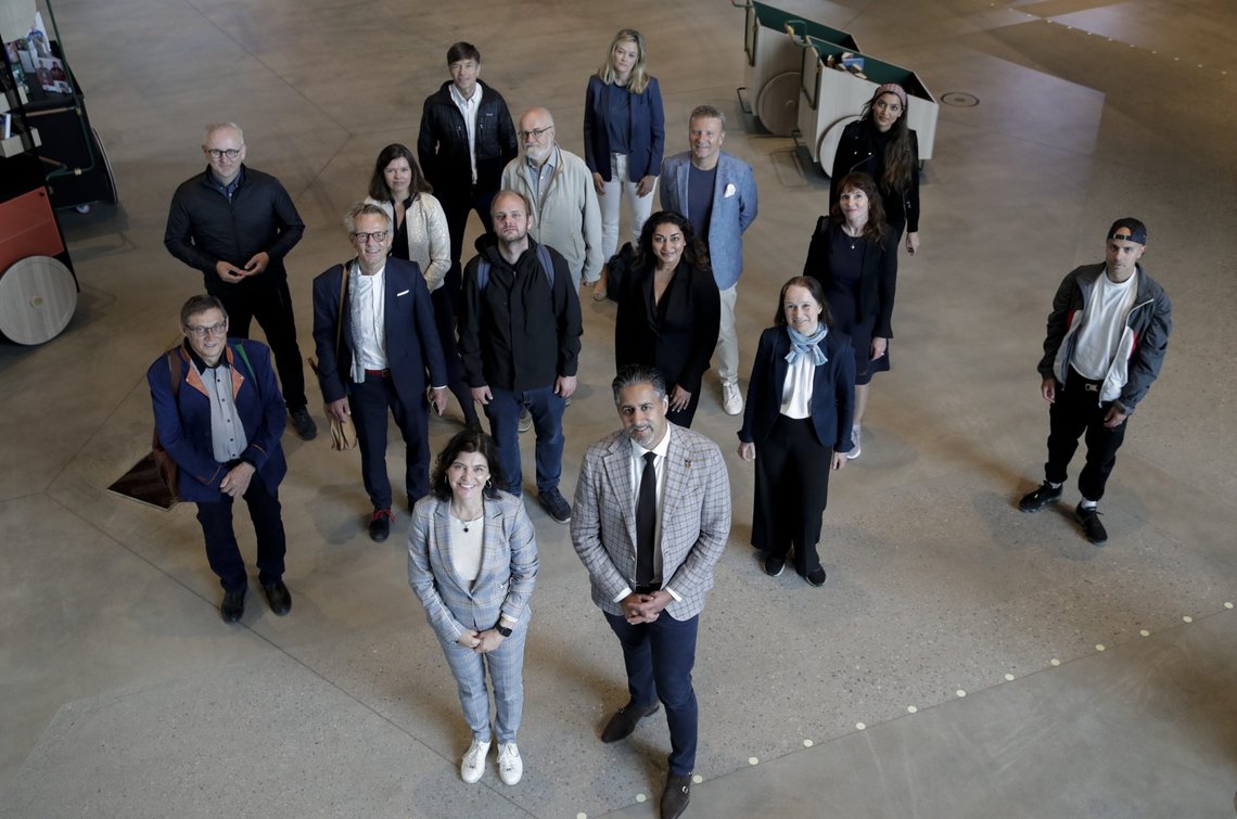 Ytringsfrihetskommisjonens ble kritisert med leder Kjersti Løken Stavrum og kultur- og likestillingsminister Abid Q. Raja (V) i spissen i forbindelse med sitt første møte i fjor sommer. Etter at et av medlemmene trakk seg i juni, stilte flere kunstnerorganisasjoner seg bak et opprop rettet mot kommisjonens arbeid. Foto: Vidar Ruud / NTB Ytringsfrihetskommisjonens ble kritisert med leder Kjersti Løken Stavrum og kultur- og likestillingsminister Abid Q. Raja (V) i spissen i forbindelse med sitt første møte i fjor sommer. Etter at et av medlemmene trakk seg i juni, stilte flere kunstnerorganisasjoner seg bak et opprop rettet mot kommisjonens arbeid. Foto: Vidar Ruud / NTB