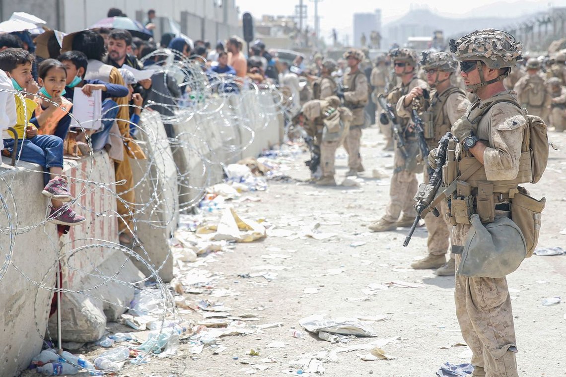 U.S. Marines og desperate afghanere som vil ut av landet. Kabul flyplass. Nicholas GUEVARA US MARINE CORPS/ AFP/ NTB U.S. Marines og desperate afghanere som vil ut av landet. Kabul flyplass. Nicholas GUEVARA US MARINE CORPS/ AFP/ NTB