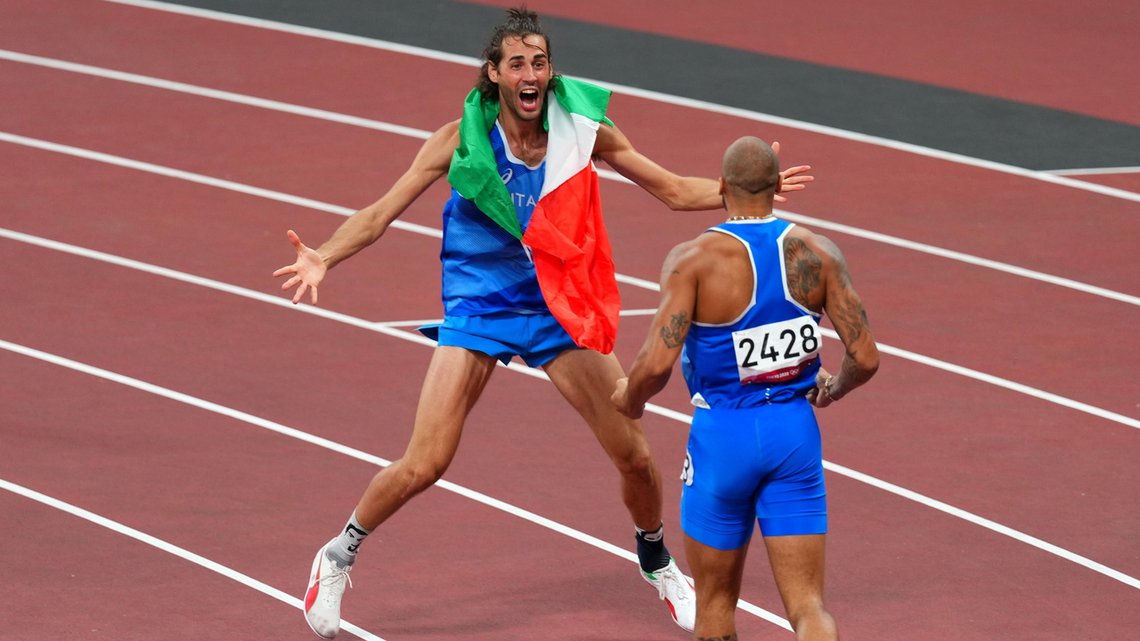 Lamont Marcell Jacobs fra Italia vant gull på 100 meter. Den ferske gullvinneren i høyde, Gianmarco Tamberi, var fra seg av glede. Et vakkert idrettsøyeblikk. Foto: REUTERS/ Aleksandra Szmigiel/ NTB Lamont Marcell Jacobs fra Italia vant gull på 100 meter. Den ferske gullvinneren i høyde, Gianmarco Tamberi, var fra seg av glede. Et vakkert idrettsøyeblikk. Foto: REUTERS/ Aleksandra Szmigiel/ NTB