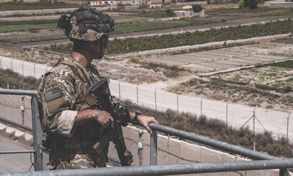 In this Aug. 21, 2021, photo provided by the soldiers assigned to the 82nd Airborne Division provide security at Hamid Karzai International Airport in Kabul, Afghanistan. (Cpl. Davis Harris/U.S. Marine Corps via AP) / NTB In this Aug. 21, 2021, photo provided by the soldiers assigned to the 82nd Airborne Division provide security at Hamid Karzai International Airport in Kabul, Afghanistan. (Cpl. Davis Harris/U.S. Marine Corps via AP) / NTB