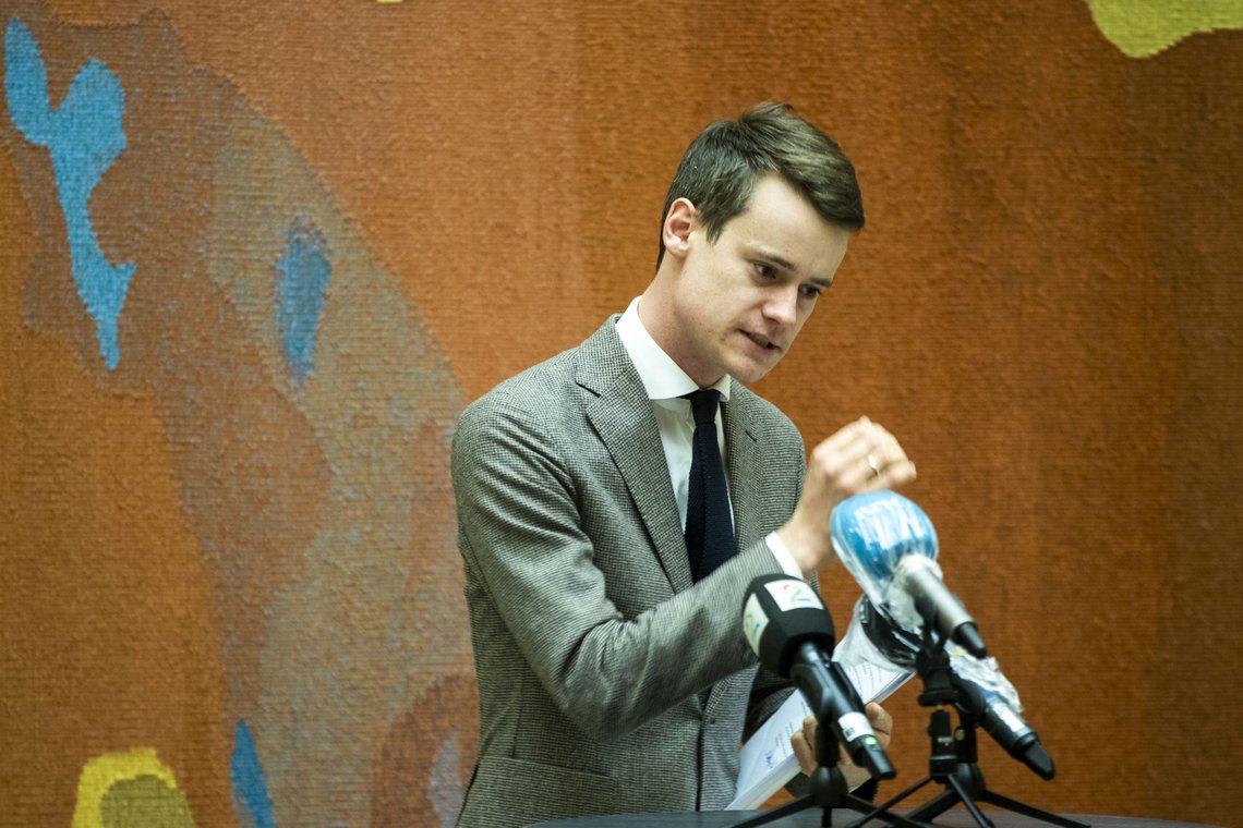 Selv om både KrF og Venstre i juni sluttet seg til energimeldingen, der regjeringen slår fast at den vil videreføre dagens praksis for oljeletingen, varsler begge partier omkamp om den etter valget. KrFs klimapolitiske talsperson Tore Storehaug understreker at partiet går til valg på en mer restriktiv politikk enn regjeringsplattformen og energimeldingen. Foto: Terje Pedersen / NTB Selv om både KrF og Venstre i juni sluttet seg til energimeldingen, der regjeringen slår fast at den vil videreføre dagens praksis for oljeletingen, varsler begge partier omkamp om den etter valget. KrFs klimapolitiske talsperson Tore Storehaug understreker at partiet går til valg på en mer restriktiv politikk enn regjeringsplattformen og energimeldingen. Foto: Terje Pedersen / NTB