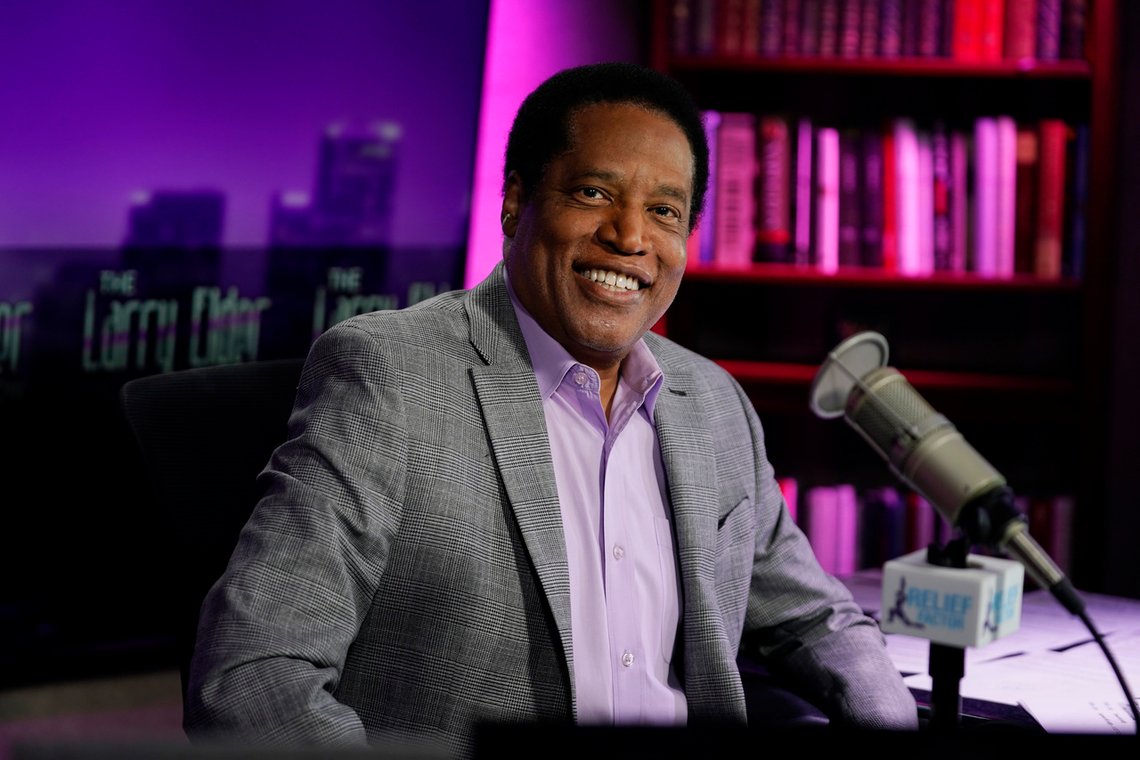 Larry Elder beskyldes for å være et ansikt utad for "white supremacy". Han er ikke venstrevridd nok. Derfor må han være hjernevasket av hvite menn. Foto: AP /Marcio Jose Sanchez /NTB Larry Elder beskyldes for å være et ansikt utad for "white supremacy". Han er ikke venstrevridd nok. Derfor må han være hjernevasket av hvite menn. Foto: AP /Marcio Jose Sanchez /NTB