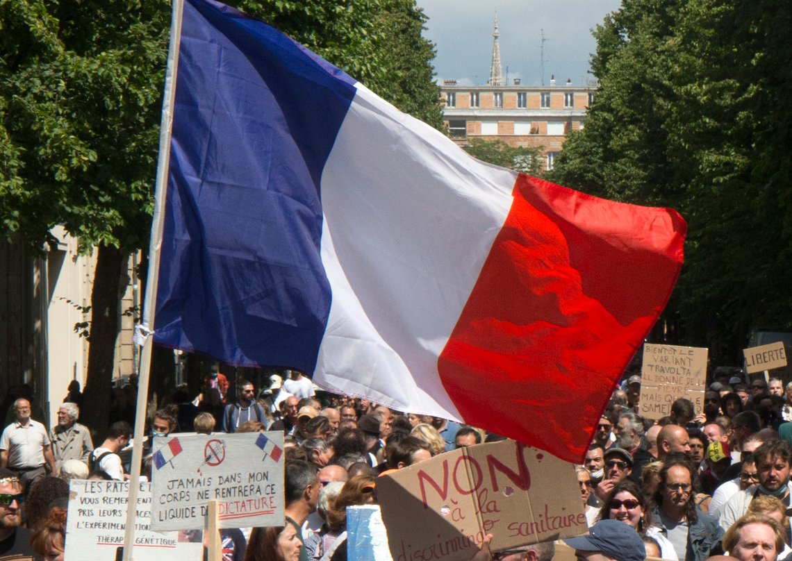 Lørdag demonstrerte rundt 237.000 franskmenn mot koronapasset i Paris og andre steder i landet, ifølge innenriksdepartementet. Foto: Michel Spingler / AP / NTB Lørdag demonstrerte rundt 237.000 franskmenn mot koronapasset i Paris og andre steder i landet, ifølge innenriksdepartementet. Foto: Michel Spingler / AP / NTB