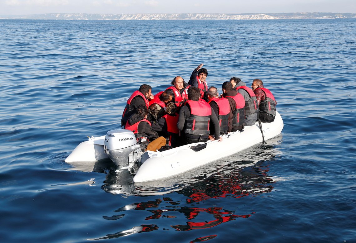 Mange kommer til den engelske kysten i små båter fra Frankrike. Enkelte anslår at opp mot 30.000 migranter vil ankomme via denne ruten i løpet av 2021. Foto: REUTERS /Peter Nicholls/ NTB Mange kommer til den engelske kysten i små båter fra Frankrike. Enkelte anslår at opp mot 30.000 migranter vil ankomme via denne ruten i løpet av 2021. Foto: REUTERS /Peter Nicholls/ NTB
