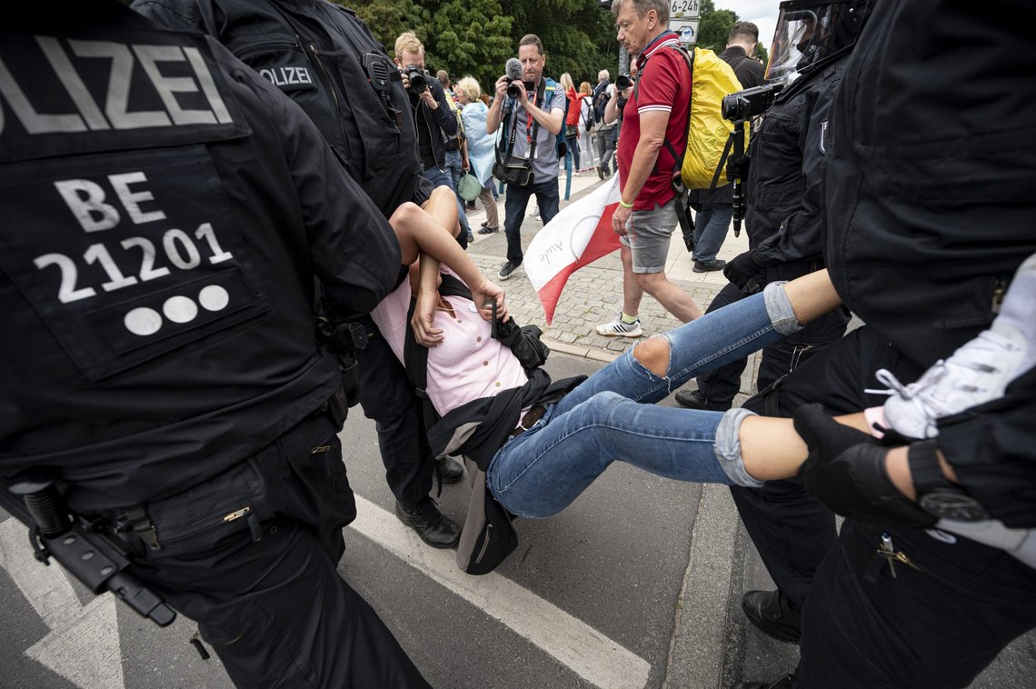 Politiet pågriper en demonstrant i Berlin søndag, da flere tusen demonstrerte mot koronarestriksjoner i den tyske hovedstaden. Foto: Fabian Sommer / DPA via AP / NTB Politiet pågriper en demonstrant i Berlin søndag, da flere tusen demonstrerte mot koronarestriksjoner i den tyske hovedstaden. Foto: Fabian Sommer / DPA via AP / NTB
