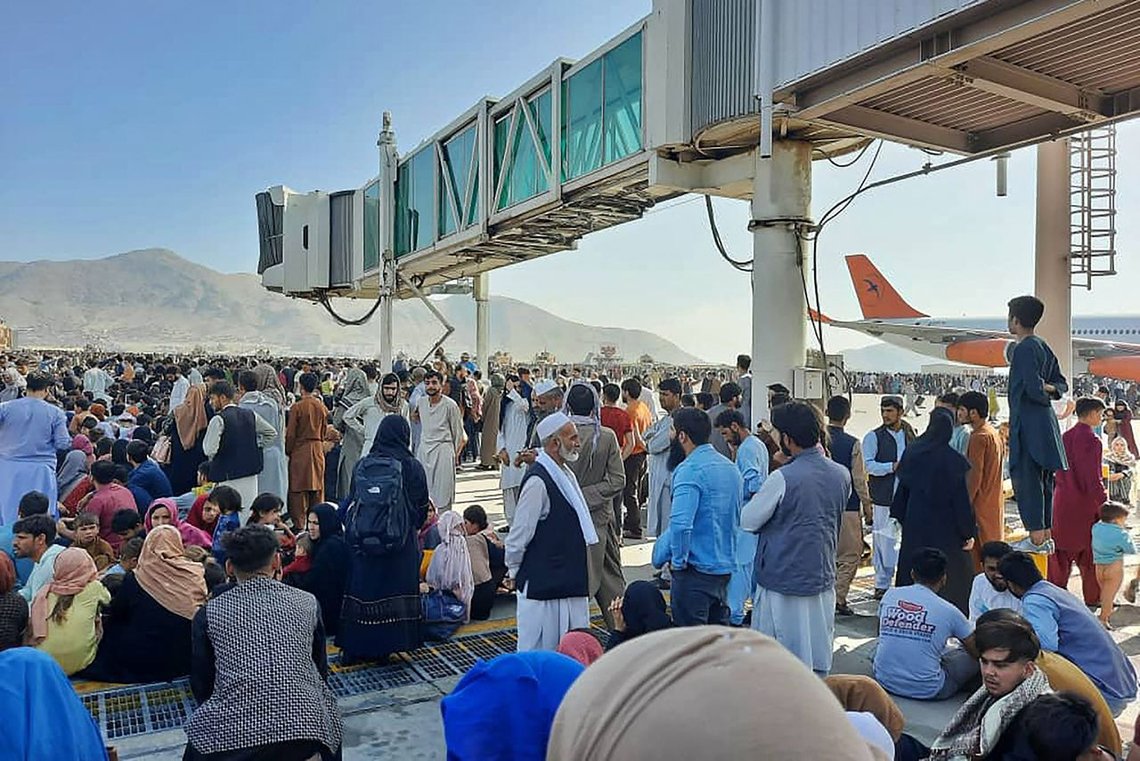 Situasjonsbilde fra Kabuls flyplass lørdag, da situasjonen fortsatt var rolig. Mandag er det fullt kaos på flyplassen, minst fem personer skal ha mistet livet. Foto: Rahmat AFP / NTB Situasjonsbilde fra Kabuls flyplass lørdag, da situasjonen fortsatt var rolig. Mandag er det fullt kaos på flyplassen, minst fem personer skal ha mistet livet. Foto: Rahmat AFP / NTB