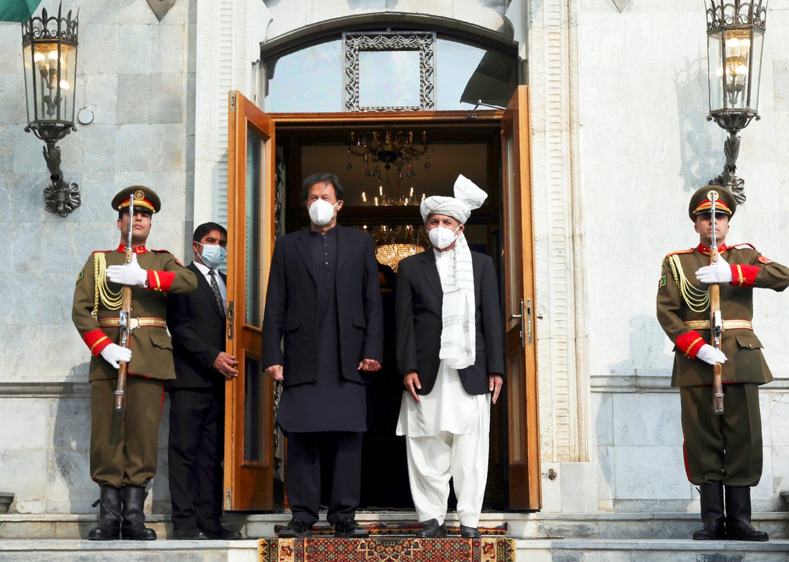 Pakistans statsminister Imran Khan og den afghanske presidenten Ashraf Ghani ved presidentpalasset i Kabul i fjor høst. Etter at Taliban rykket inn i Kabul og Ghani la på flukt, uttalte Khan at «afghanerne har brutt slaveriets lenker». Foto: Rahmat Gul / AP / NTB Pakistans statsminister Imran Khan og den afghanske presidenten Ashraf Ghani ved presidentpalasset i Kabul i fjor høst. Etter at Taliban rykket inn i Kabul og Ghani la på flukt, uttalte Khan at «afghanerne har brutt slaveriets lenker». Foto: Rahmat Gul / AP / NTB