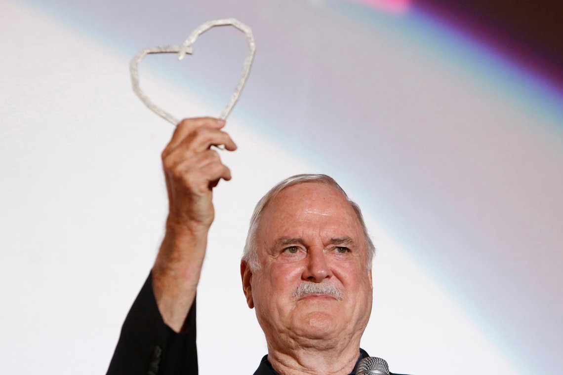 Den britiske komikeren John Cleese har ingen hjerter å dele ut til woke-folket. Nå skal han undersøke fenomenet i en ny TV-serie. Foto: AP /Amel Emric /NTB Den britiske komikeren John Cleese har ingen hjerter å dele ut til woke-folket. Nå skal han undersøke fenomenet i en ny TV-serie. Foto: AP /Amel Emric /NTB