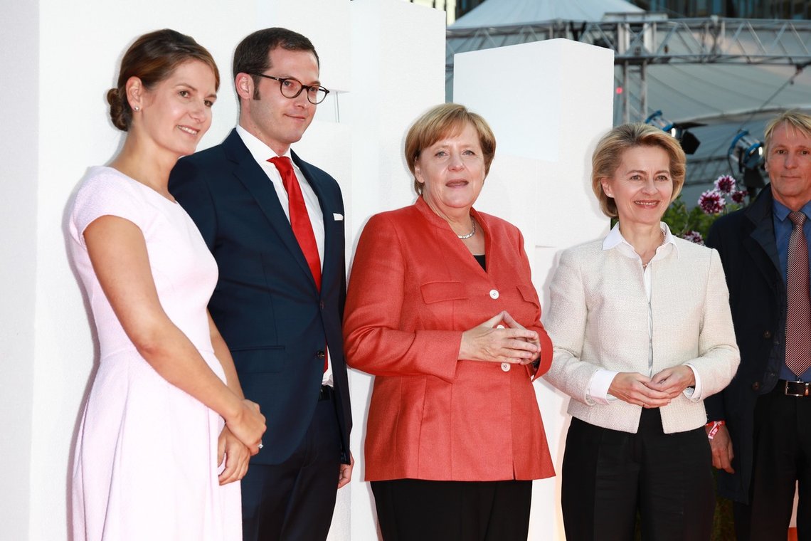Julian Reichelt er redaktør for Bild, og vant til å menge seg med eliten, som her er representert ved Tanit Koch, Angela Merkel og von der Leyen. Nå ber Bild-redaktøren tyske barn om tilgivelse. Foto: Coldrey James/ Action Press/REX /NTB Julian Reichelt er redaktør for Bild, og vant til å menge seg med eliten, som her er representert ved Tanit Koch, Angela Merkel og von der Leyen. Nå ber Bild-redaktøren tyske barn om tilgivelse. Foto: Coldrey James/ Action Press/REX /NTB