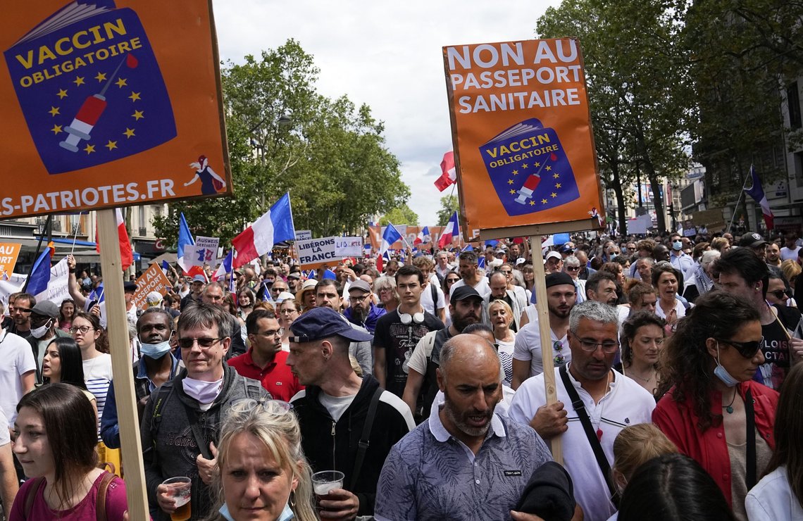 Frankrike har hatt en rekke demonstrasjoner mot vaksinepass. Foto: Michel Euler, AP-NTB. Frankrike har hatt en rekke demonstrasjoner mot vaksinepass. Foto: Michel Euler, AP-NTB.