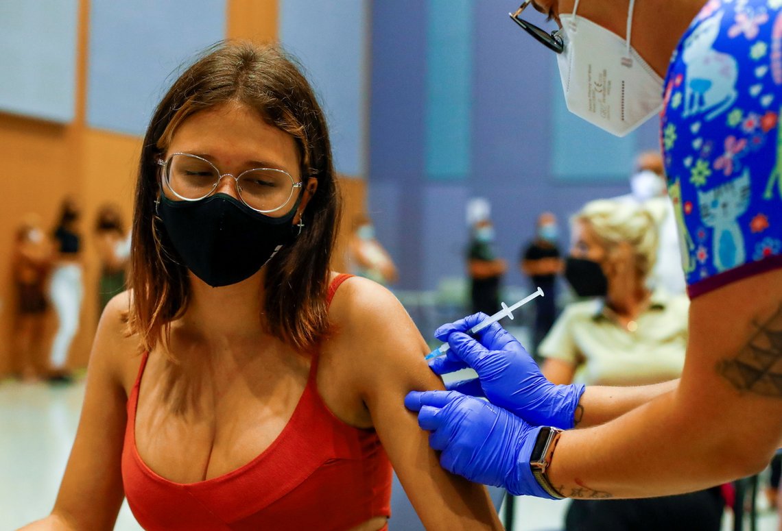 En 16 år gammel jente får vaksinen mot Covid-19 på Gran Canaria. Men øyenes høyesterett mener vaksinepass strider mot grunnloven ved å brute med prinsippet om retten til privatliv. Foto: REUTERS /Borja Suarez /NTB En 16 år gammel jente får vaksinen mot Covid-19 på Gran Canaria. Men øyenes høyesterett mener vaksinepass strider mot grunnloven ved å brute med prinsippet om retten til privatliv. Foto: REUTERS /Borja Suarez /NTB