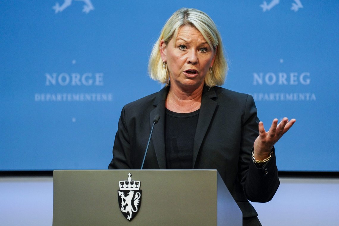 Justis- og beredskapsminister Monica Mæland (H) åpner for at noen asylsøknader fra tidligere ansatte i Afghanistan kan behandles i lys av den alvorlige situasjonen i landet. Foto: Gorm Kallestad / NTB Justis- og beredskapsminister Monica Mæland (H) åpner for at noen asylsøknader fra tidligere ansatte i Afghanistan kan behandles i lys av den alvorlige situasjonen i landet. Foto: Gorm Kallestad / NTB