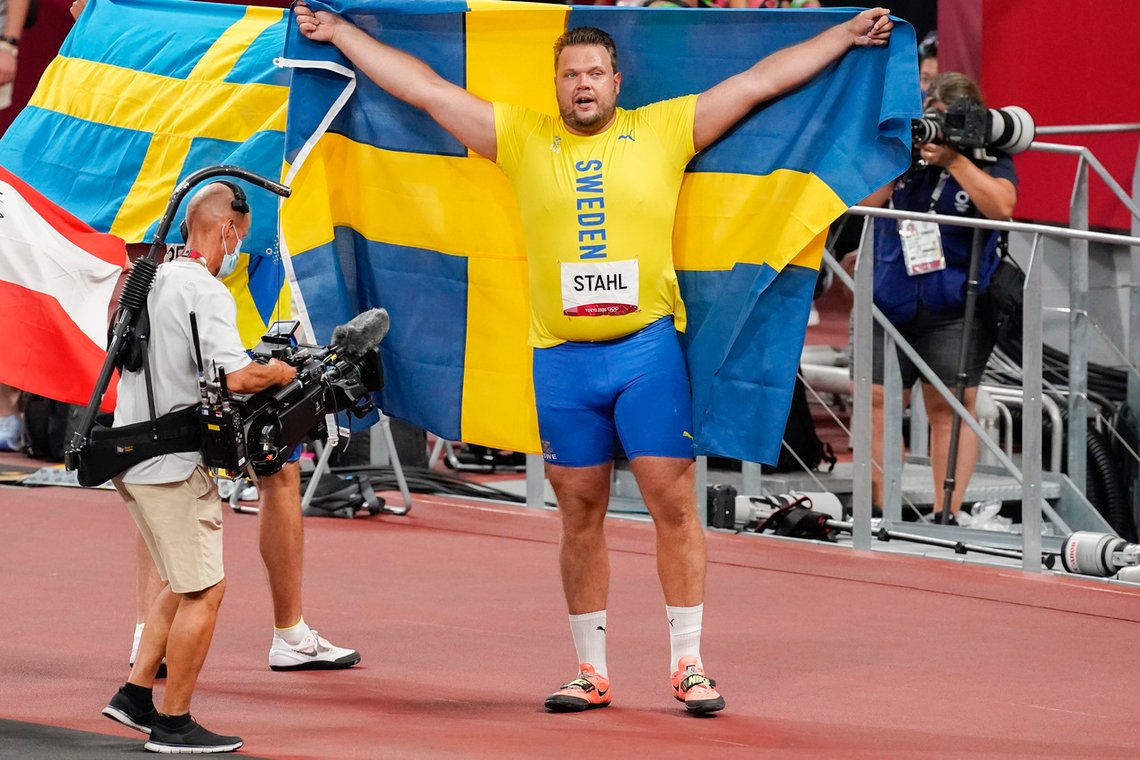 Daniel Stahl vant gullmedaljen under finale diskos på Olympic Stadion i Tokyo, Japan under OL Tokyo 2021. Han konkurrerer under det svenske flagget, men hans stolthet over seg selv og hjemlandet Sverige tolereres ikke. Foto: Lise Åserud / NTB Daniel Stahl vant gullmedaljen under finale diskos på Olympic Stadion i Tokyo, Japan under OL Tokyo 2021. Han konkurrerer under det svenske flagget, men hans stolthet over seg selv og hjemlandet Sverige tolereres ikke. Foto: Lise Åserud / NTB