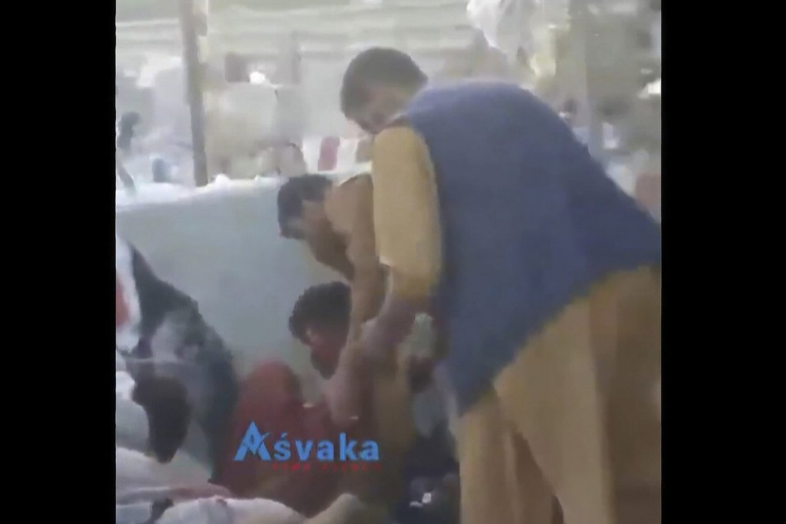 Sårede og øyenvitner på et bilde tatt fra en video fra åstedet for terroraksjonen i Kabul torsdag. Foto: Aśvaka News Agency / AP / NTB Sårede og øyenvitner på et bilde tatt fra en video fra åstedet for terroraksjonen i Kabul torsdag. Foto: Aśvaka News Agency / AP / NTB
