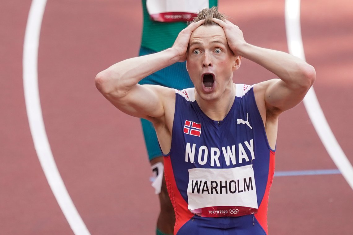 Karsten Warholm reagerte med vantro da han så tiden etter finaleseieren på 400 meter hekk. Foto: Lise Åserud / NTB Karsten Warholm reagerte med vantro da han så tiden etter finaleseieren på 400 meter hekk. Foto: Lise Åserud / NTB