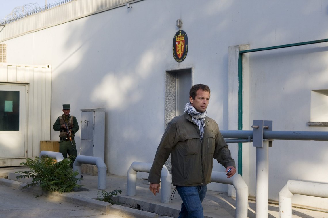Norges ambassade i Afghanistan i 2008. Daværende sikkerhetsansvarlig Morten Bjørnenak i forgrunnen. Foto: Heiko Junge / NTB Norges ambassade i Afghanistan i 2008. Daværende sikkerhetsansvarlig Morten Bjørnenak i forgrunnen. Foto: Heiko Junge / NTB