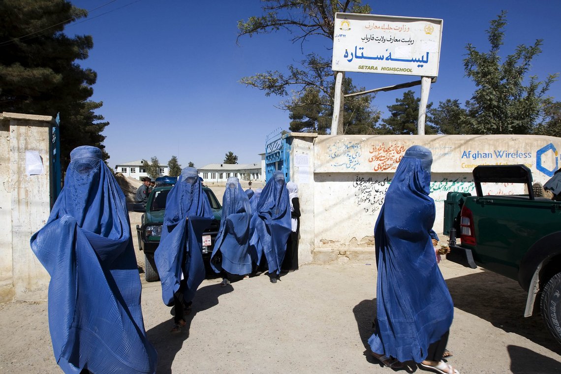 Jenteskolen Setara i Maimana nord i Aghanistan. Daværende utenriksminister Jonas Gahr Støre besøkte skolen i oktober 2008. Tross at skolen var et fristed, måtte jentene ta på den tradisjonelle burkaen med en gang de forlot skoleområdet. Foto: Heiko Junge / NTB Jenteskolen Setara i Maimana nord i Aghanistan. Daværende utenriksminister Jonas Gahr Støre besøkte skolen i oktober 2008. Tross at skolen var et fristed, måtte jentene ta på den tradisjonelle burkaen med en gang de forlot skoleområdet. Foto: Heiko Junge / NTB