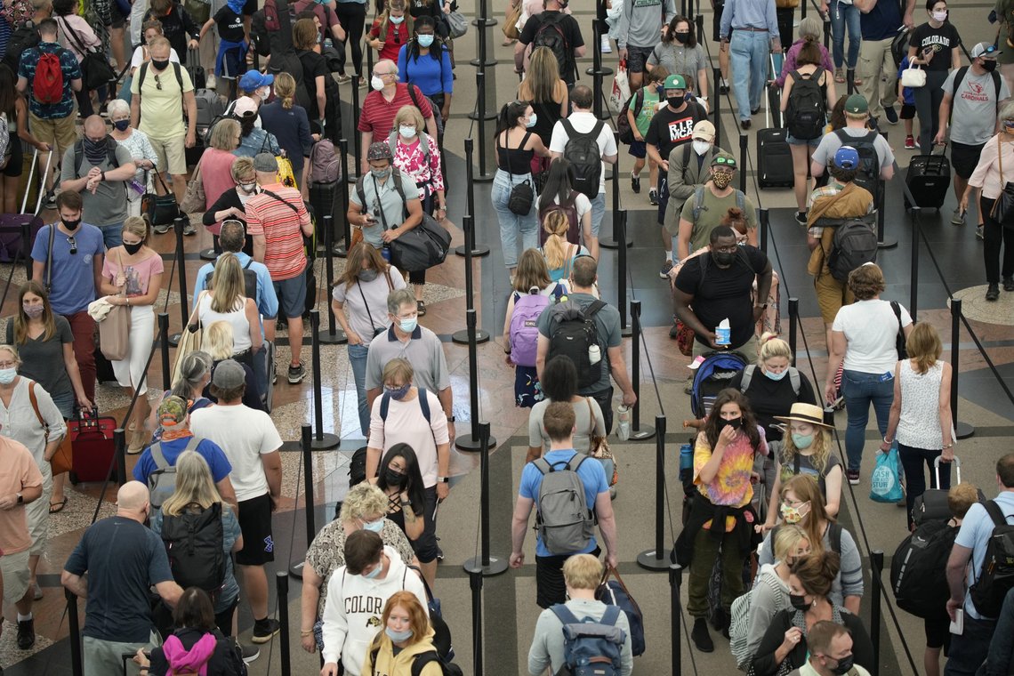 Turister i kø ved sikkerhetssjekken ved flyplassen i Colorados delstatshovedstad Denver. Foto: David Zalubowski / AP / NTB Turister i kø ved sikkerhetssjekken ved flyplassen i Colorados delstatshovedstad Denver. Foto: David Zalubowski / AP / NTB