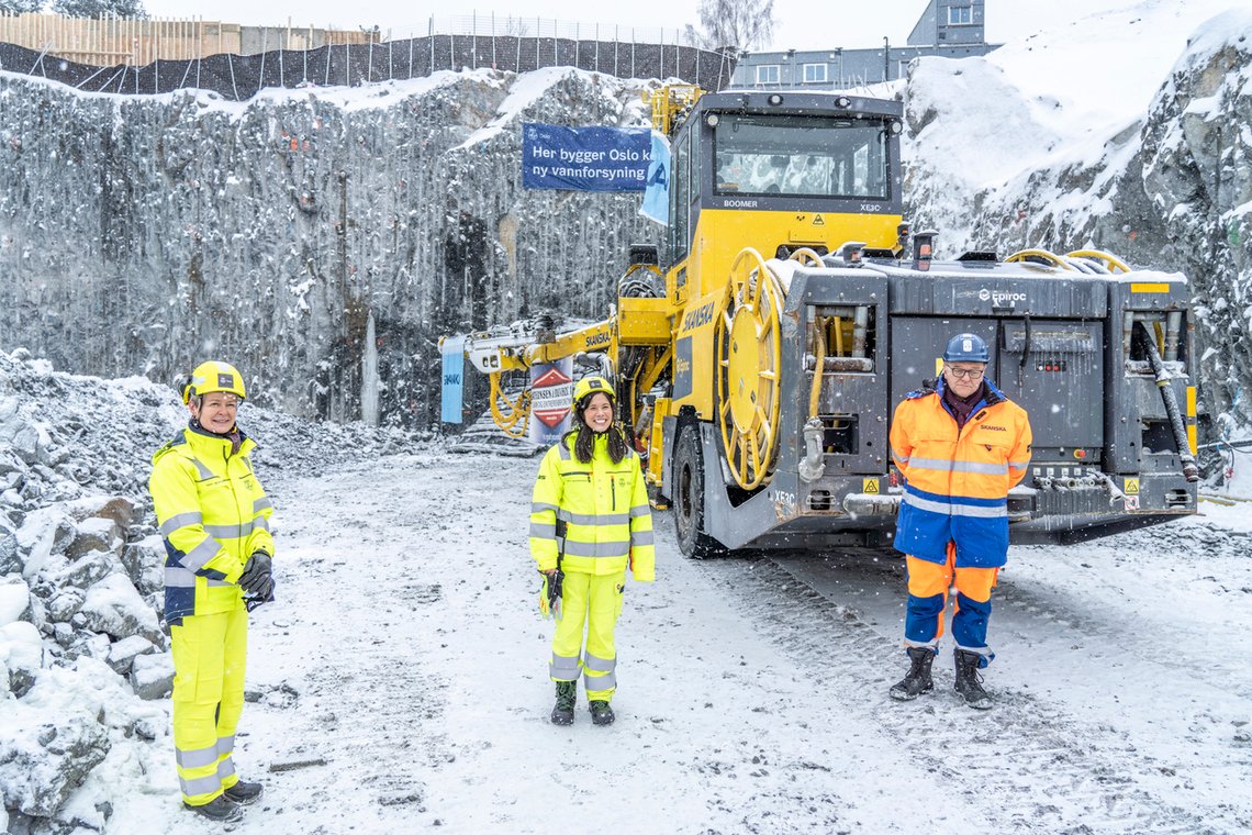 Startskuddet for byggingen av ny vannforsyning til Oslo ble markert på Huseby i februar. Daværende byråd for miljø- og samferdsel Lan Marie Berg fra MDG ville nok gjerne at alt slikt arbeid skal utføres av elektriske anleggsmaskiner. Her er hun sammen med etatsdirektør Anna Maria Aursund og konserndirektør Steinar Myhre i Skanska.
Foto: Ole Berg-Rusten / NTB Startskuddet for byggingen av ny vannforsyning til Oslo ble markert på Huseby i februar. Daværende byråd for miljø- og samferdsel Lan Marie Berg fra MDG ville nok gjerne at alt slikt arbeid skal utføres av elektriske anleggsmaskiner. Her er hun sammen med etatsdirektør Anna Maria Aursund og konserndirektør Steinar Myhre i Skanska.
Foto: Ole Berg-Rusten / NTB