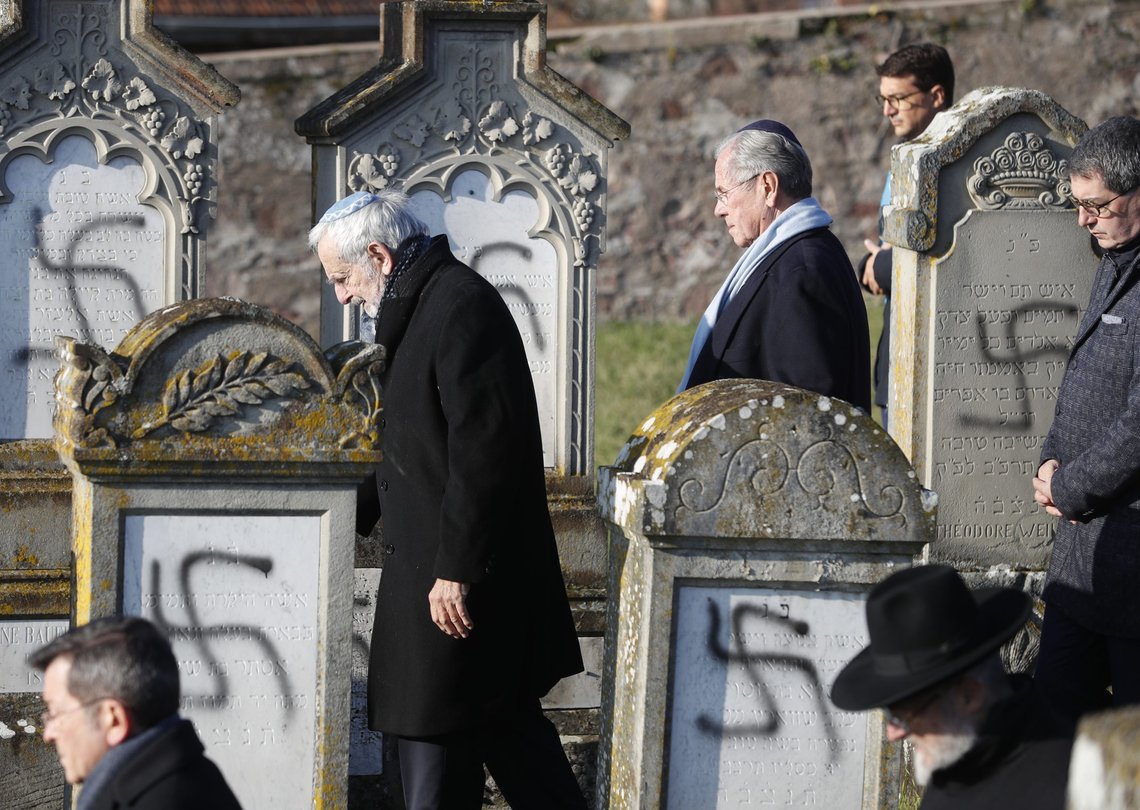 Medlemmer av det jødiske samfunnet går blant 107 vandaliserte gravstøtter i Westhoffen vest for Strasbourg i Frankrike. (AP Photo/Jean-Francois Badias) Medlemmer av det jødiske samfunnet går blant 107 vandaliserte gravstøtter i Westhoffen vest for Strasbourg i Frankrike. (AP Photo/Jean-Francois Badias)