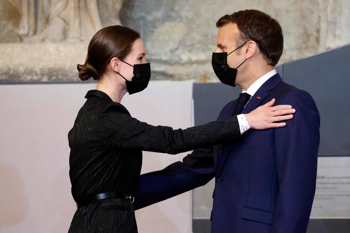 Finlands unge statsminister Sanna Marin møter Emmanuel Macron i forbindelse med Generation Equality Forum. Nå har Marins regjering bestemt at barn ned til 12 år kan vaksinere seg mot Covid-19. Foreldrene behøver ikke samtykke. Foto: Ludovic MARIN / AFP/ NTB Finlands unge statsminister Sanna Marin møter Emmanuel Macron i forbindelse med Generation Equality Forum. Nå har Marins regjering bestemt at barn ned til 12 år kan vaksinere seg mot Covid-19. Foreldrene behøver ikke samtykke. Foto: Ludovic MARIN / AFP/ NTB