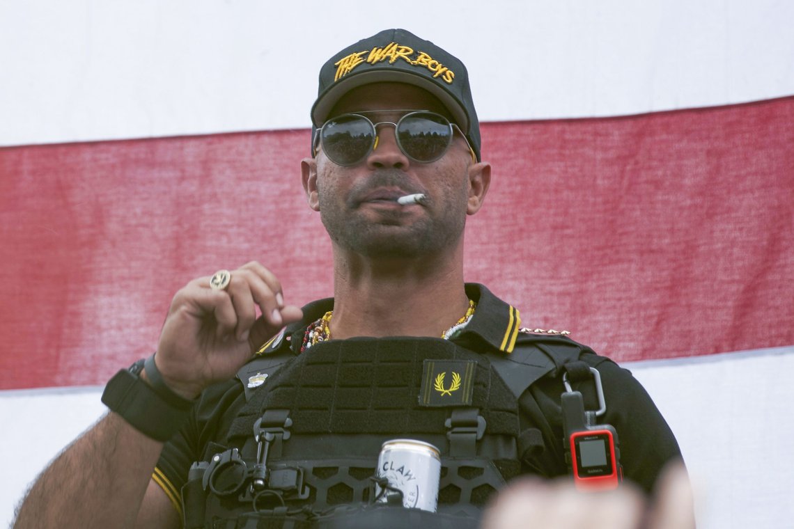 Proud Boys-lederen Enrique Tarrio er dømt til fem måneders fengsel for å ha brent et Black Lives Matter-banner og vært i besittelse av magasiner til kraftig ammunisjon. Foto: Allison Dinner / AP / NTB Proud Boys-lederen Enrique Tarrio er dømt til fem måneders fengsel for å ha brent et Black Lives Matter-banner og vært i besittelse av magasiner til kraftig ammunisjon. Foto: Allison Dinner / AP / NTB