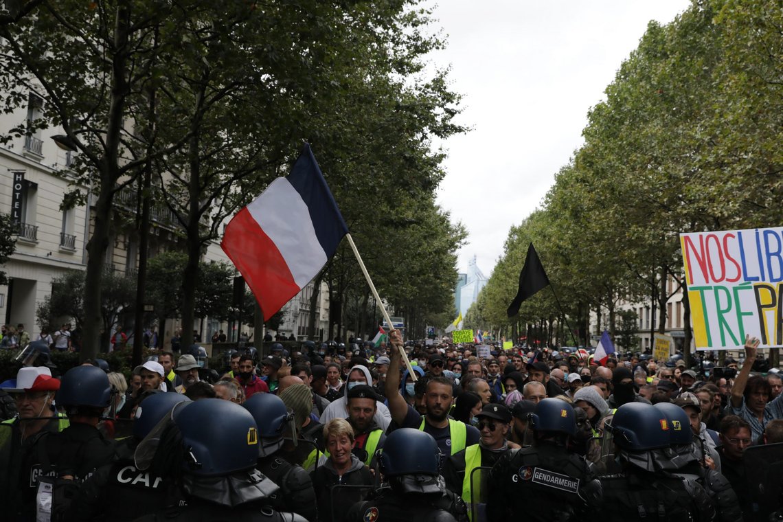 Anti-vax protesters face police during a protest against the vaccine and vaccine passports, in Paris, France, Saturday Aug. 7, 2021. Some thousands of people are expected to march in Paris and other French cities on Saturday to protest against a special virus pass and what they see as restrictions of personal freedoms. (AP Photo / Adrienne Surprenant) Anti-vax protesters face police during a protest against the vaccine and vaccine passports, in Paris, France, Saturday Aug. 7, 2021. Some thousands of people are expected to march in Paris and other French cities on Saturday to protest against a special virus pass and what they see as restrictions of personal freedoms. (AP Photo / Adrienne Surprenant)