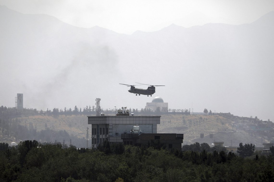 Et symboltungt bilde fra søndag 15. august 2021. Et amerikansk Chinook-helikopter sees over den amerikanske ambassaden i Kabul. Det amerikanske flagget er firet, og folk flykter fra Talibans maktovertakelse. Foto: Rahmat Gul / AP / NTB Et symboltungt bilde fra søndag 15. august 2021. Et amerikansk Chinook-helikopter sees over den amerikanske ambassaden i Kabul. Det amerikanske flagget er firet, og folk flykter fra Talibans maktovertakelse. Foto: Rahmat Gul / AP / NTB