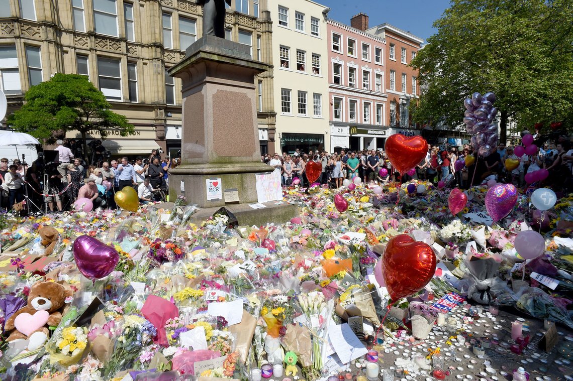 Det er ikke nok å hylle ofrene med blomster og hjerter, hvis man ikke er i stand til å hjelpe dem når nøden er størst. Foto: Mcpix/REX / NTB Det er ikke nok å hylle ofrene med blomster og hjerter, hvis man ikke er i stand til å hjelpe dem når nøden er størst. Foto: Mcpix/REX / NTB