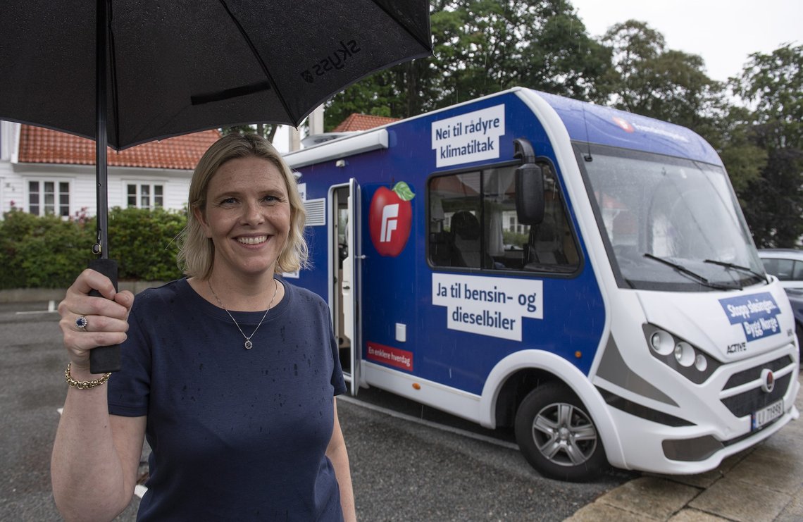 Sylvi Listhaug, FrPs leder, besøker Vestlandet, her Akvariet i Bergen. Mange blir sjarmert. Men ikke alle. Nå går hun i klinsj med en lokalpolitiker fra Demokratene. Foto: Marit Hommedal / NTB Sylvi Listhaug, FrPs leder, besøker Vestlandet, her Akvariet i Bergen. Mange blir sjarmert. Men ikke alle. Nå går hun i klinsj med en lokalpolitiker fra Demokratene. Foto: Marit Hommedal / NTB