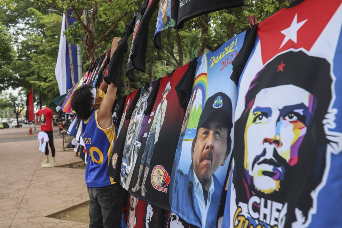 Når man ser bildene av "heltene" blir det åpenbart at sosialistene skaper sitt eget Pantheon som dyrkes som guder. Che har Jesus-lignende trekk, hvis man unnlater å se på øynene og munnen. Castro, Chavez, de oppkaster seg til førere i en tradisjon kommunistene har til felles med fascistene. Likheten er slående. A vendor sells T-shirts promoting Nicaraguan President Daniel Ortega and The Sandinista National Liberation Front ruling party on the sidelines of a new monument, called the Peace Bell, before its inauguration ceremony later in the day in Managua, Nicaragua, Friday, July 17, 2020. Nicaraguan President Daniel Ortega's government is being deterred by the new coronavirus from holding the usual mass celebration to mark the victory of the country's revolution July 19, and will instead unveil a new addition to its collection of monuments. At right is a T-shirt of Cuba's revolutionary hero Ernesto "Che" Guevara. (AP Photo/Alfredo Zuniga) Når man ser bildene av "heltene" blir det åpenbart at sosialistene skaper sitt eget Pantheon som dyrkes som guder. Che har Jesus-lignende trekk, hvis man unnlater å se på øynene og munnen. Castro, Chavez, de oppkaster seg til førere i en tradisjon kommunistene har til felles med fascistene. Likheten er slående. A vendor sells T-shirts promoting Nicaraguan President Daniel Ortega and The Sandinista National Liberation Front ruling party on the sidelines of a new monument, called the Peace Bell, before its inauguration ceremony later in the day in Managua, Nicaragua, Friday, July 17, 2020. Nicaraguan President Daniel Ortega's government is being deterred by the new coronavirus from holding the usual mass celebration to mark the victory of the country's revolution July 19, and will instead unveil a new addition to its collection of monuments. At right is a T-shirt of Cuba's revolutionary hero Ernesto "Che" Guevara. (AP Photo/Alfredo Zuniga)
