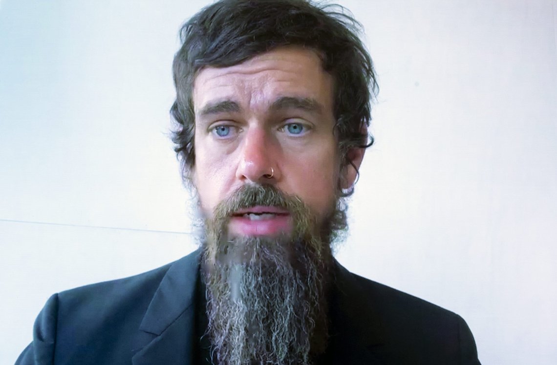 Jack Dorsey er sjef for Twitter. Han har stilt i kongresshøriinger og blitt kjørt til veggs av senatorer som Ted Cruz, men det spiller ingen rolle. Dorsey er urørlig og Cruz er i mindretall i sitt eget parti. Det digitale diktaturet brer seg. Foto: Michael Reynolds/AP/NTB Jack Dorsey er sjef for Twitter. Han har stilt i kongresshøriinger og blitt kjørt til veggs av senatorer som Ted Cruz, men det spiller ingen rolle. Dorsey er urørlig og Cruz er i mindretall i sitt eget parti. Det digitale diktaturet brer seg. Foto: Michael Reynolds/AP/NTB