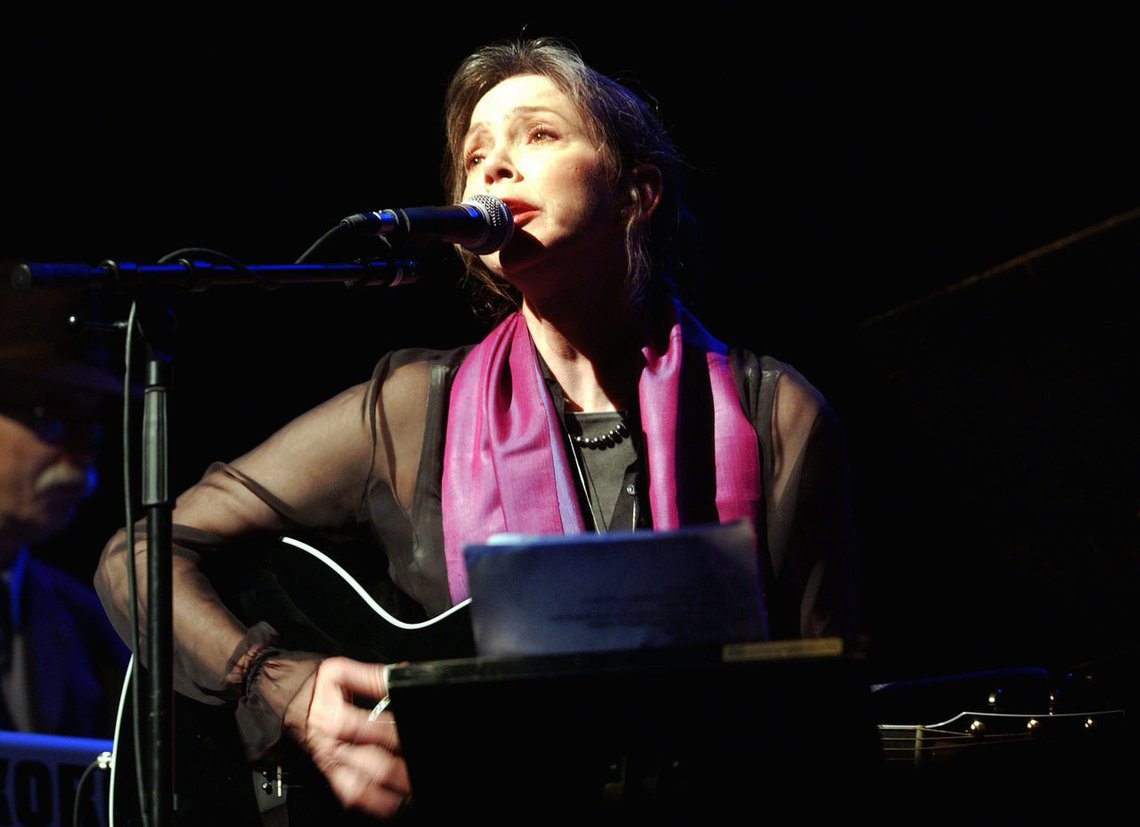 Folkabilly-artisten Nanci Griffith på scenen i Oslo konserthus 2002 under en konsert til inntekt for kampen mot landminer. Foto: Heiko Junge / NTB Folkabilly-artisten Nanci Griffith på scenen i Oslo konserthus 2002 under en konsert til inntekt for kampen mot landminer. Foto: Heiko Junge / NTB