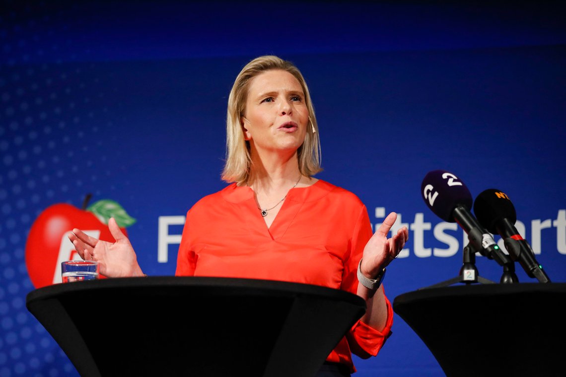 Frp-leder Sylvi Listhaug forsøker å vinne tilbake velgere ved å angripe de venstreradikale.
Foto: Beate Oma Dahle / NTB Frp-leder Sylvi Listhaug forsøker å vinne tilbake velgere ved å angripe de venstreradikale.
Foto: Beate Oma Dahle / NTB