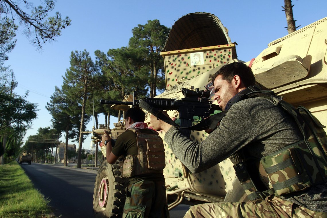 Taliban har angrepet flere provinshovedsteder den siste uka, blant dem Herat. Dette bildet viser afghanske sikkerhetsstyrker som forsvarer byen. Foto: Hamed Sarfarazi, AP / NTB. Taliban har angrepet flere provinshovedsteder den siste uka, blant dem Herat. Dette bildet viser afghanske sikkerhetsstyrker som forsvarer byen. Foto: Hamed Sarfarazi, AP / NTB.