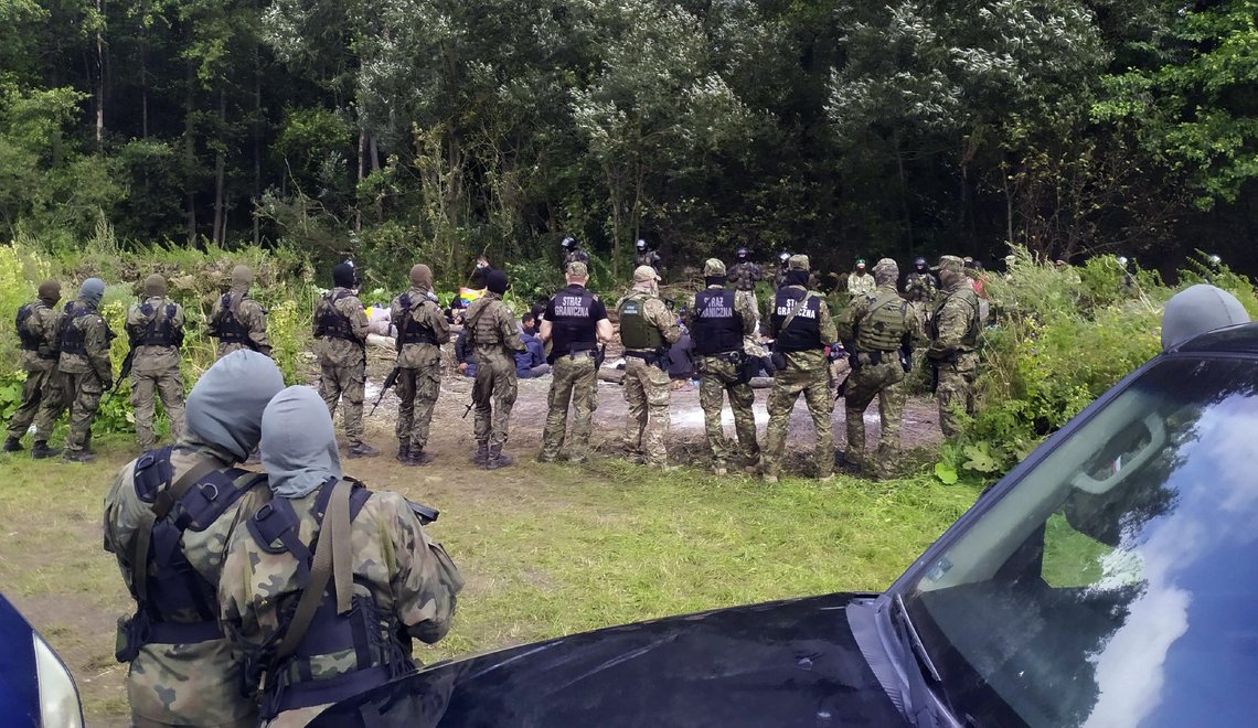 En gruppe migranter har satt opp leir mellom polske og hviterussiske grensestyrker. Polen sier det vil vøre å gi etter for press fra Hviterusslands leder dersom migrantene slippes inn. Foto: Mateusz Wodziński / AP / NTB En gruppe migranter har satt opp leir mellom polske og hviterussiske grensestyrker. Polen sier det vil vøre å gi etter for press fra Hviterusslands leder dersom migrantene slippes inn. Foto: Mateusz Wodziński / AP / NTB