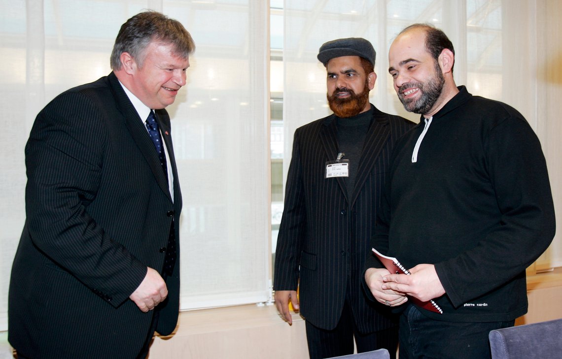 Dagen identifiserer imamen, som er avbildet sammen med Bjarne Håkon Hanssen: OSLO 20070227:
Statsråd Bjarne Håkon Hanssen (t.v.) tok imot imam Mohamed Hamdan (t.h.) og imam Noor Ahmad Noor og andre muslimske religiøse ledere. Møtet, som hadde vært planlagt lenge, kom istand for å diskutere marginalisering og inkludering.
Foto: Lise Åserud / NTB Dagen identifiserer imamen, som er avbildet sammen med Bjarne Håkon Hanssen: OSLO 20070227:
Statsråd Bjarne Håkon Hanssen (t.v.) tok imot imam Mohamed Hamdan (t.h.) og imam Noor Ahmad Noor og andre muslimske religiøse ledere. Møtet, som hadde vært planlagt lenge, kom istand for å diskutere marginalisering og inkludering.
Foto: Lise Åserud / NTB