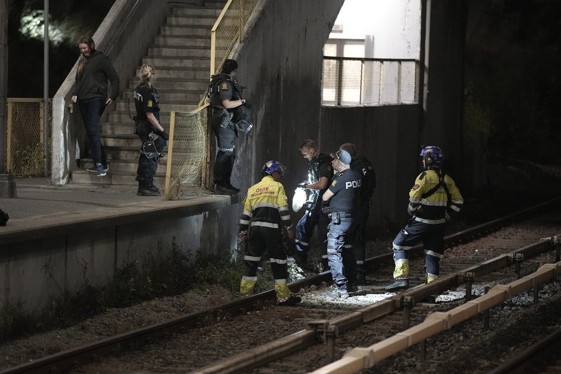 Mannskaper fra politiet og brann- og redningsetaten undersøkte stasjonsområdet på Brynseng. Foto: Fredrik Hagen / NTB Mannskaper fra politiet og brann- og redningsetaten undersøkte stasjonsområdet på Brynseng. Foto: Fredrik Hagen / NTB