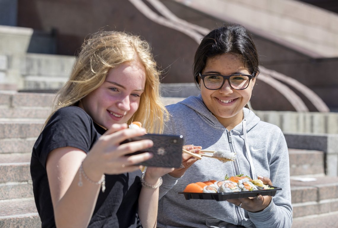 For unge er de jevnaldrende og venner spesielt viktig. Det å stå utenfor det sosiale livet er særlig sårt. Foto: Gorm Kallestad / NTB
For unge er de jevnaldrende og venner spesielt viktig. Det å stå utenfor det sosiale livet er særlig sårt.
Foto: Gorm Kallestad / NTB
Se flere bilder
RELATERTE SAKER
15.08.2021
09.01 | Pressemelding: Blå Kors / Markant økning i antall unge som opp For unge er de jevnaldrende og venner spesielt viktig. Det å stå utenfor det sosiale livet er særlig sårt. Foto: Gorm Kallestad / NTB
For unge er de jevnaldrende og venner spesielt viktig. Det å stå utenfor det sosiale livet er særlig sårt.
Foto: Gorm Kallestad / NTB
Se flere bilder
RELATERTE SAKER
15.08.2021
09.01 | Pressemelding: Blå Kors / Markant økning i antall unge som opp
