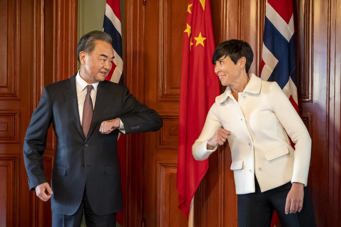 Kinas utenriksminister Wang Yi var i fjor på besøk i Oslo, der han møtte blant andre utenriksminister Ine Eriksen Søreide. Kina og Norge har kommet langt i forhandlingene om en ny frihandelsavtale, men flere spørsmål er fortsatt uløst. Foto: Heiko Junge / NTB Kinas utenriksminister Wang Yi var i fjor på besøk i Oslo, der han møtte blant andre utenriksminister Ine Eriksen Søreide. Kina og Norge har kommet langt i forhandlingene om en ny frihandelsavtale, men flere spørsmål er fortsatt uløst. Foto: Heiko Junge / NTB