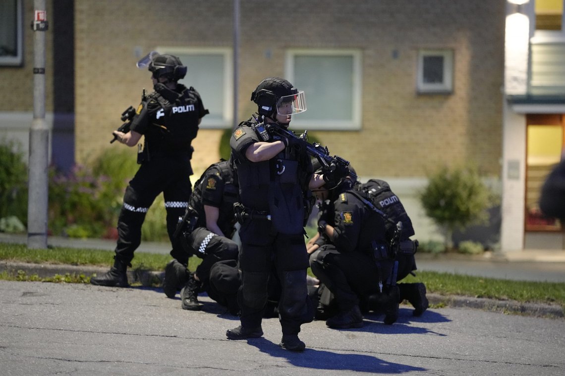Politiet under pågripelsen av en mann etter at de søndag kveld fikk melding om at det ble avfyrt skudd på Skøyenåsen T-banestasjon. Den siktede mannen i 30-årene samtykket tirsdag til politiets krav om varetekt. Foto: Fredrik Hagen / NTB Politiet under pågripelsen av en mann etter at de søndag kveld fikk melding om at det ble avfyrt skudd på Skøyenåsen T-banestasjon. Den siktede mannen i 30-årene samtykket tirsdag til politiets krav om varetekt. Foto: Fredrik Hagen / NTB