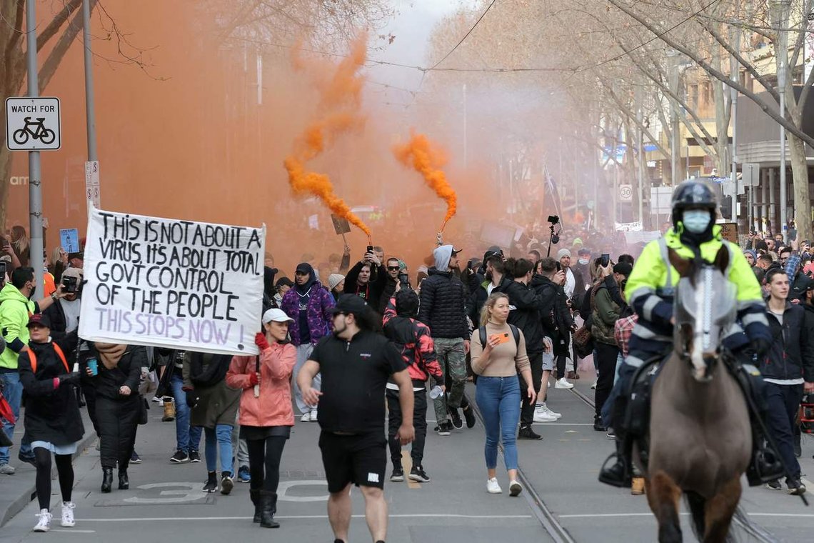 Det har vært en rekke store demonstrasjoner mot nedstengningene som følge av Covid-19, her fra Melbourne i juli. Men et flertall av befolkningen i Australia støtter de strenge tiltakene. Fangevokterne har tatt kontrollen over den tidligere fengselsøya. Foto: CON CHRONIS / AFP/ NTB Det har vært en rekke store demonstrasjoner mot nedstengningene som følge av Covid-19, her fra Melbourne i juli. Men et flertall av befolkningen i Australia støtter de strenge tiltakene. Fangevokterne har tatt kontrollen over den tidligere fengselsøya. Foto: CON CHRONIS / AFP/ NTB
