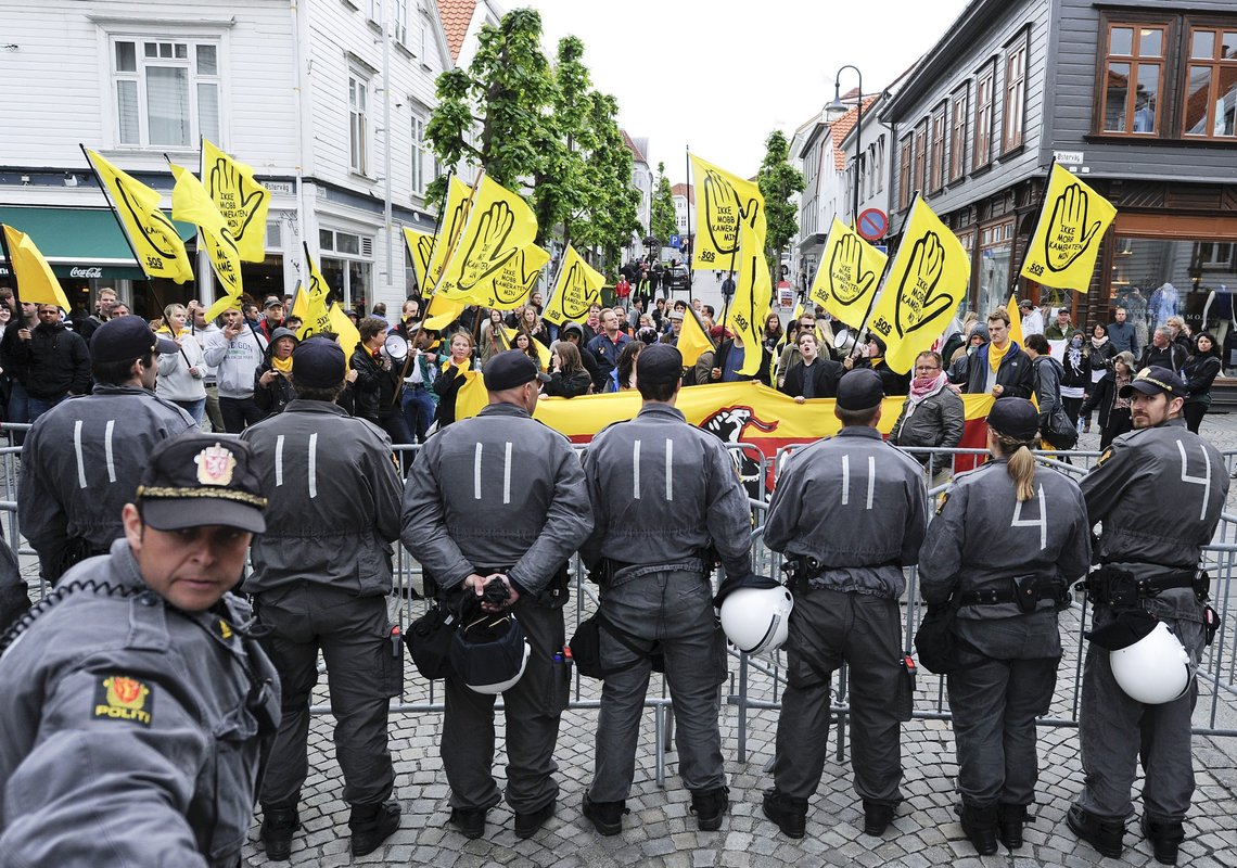 Dette er fra 23. juni 2012: Stavanger 20120623. Politiet var tallrikt tilstede for å holde avstand mellom demonstrantene fra Nye SOS Rasisme (bildet) som protesterte mot markeringen til Norwegian Defense League og SIAN utenfor Oljemuseet i Stavanger lørdag ettermiddag. Foto: Lars Kristian Aalgaard / NTB Dette er fra 23. juni 2012: Stavanger 20120623. Politiet var tallrikt tilstede for å holde avstand mellom demonstrantene fra Nye SOS Rasisme (bildet) som protesterte mot markeringen til Norwegian Defense League og SIAN utenfor Oljemuseet i Stavanger lørdag ettermiddag. Foto: Lars Kristian Aalgaard / NTB