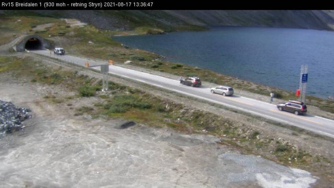 Biler i kø ved innløpet til Oppljostunnelen i retning Stryn på Rv 15 i Breidalen. Foto: Statens vegvesen webkamera / NTB Biler i kø ved innløpet til Oppljostunnelen i retning Stryn på Rv 15 i Breidalen. Foto: Statens vegvesen webkamera / NTB
