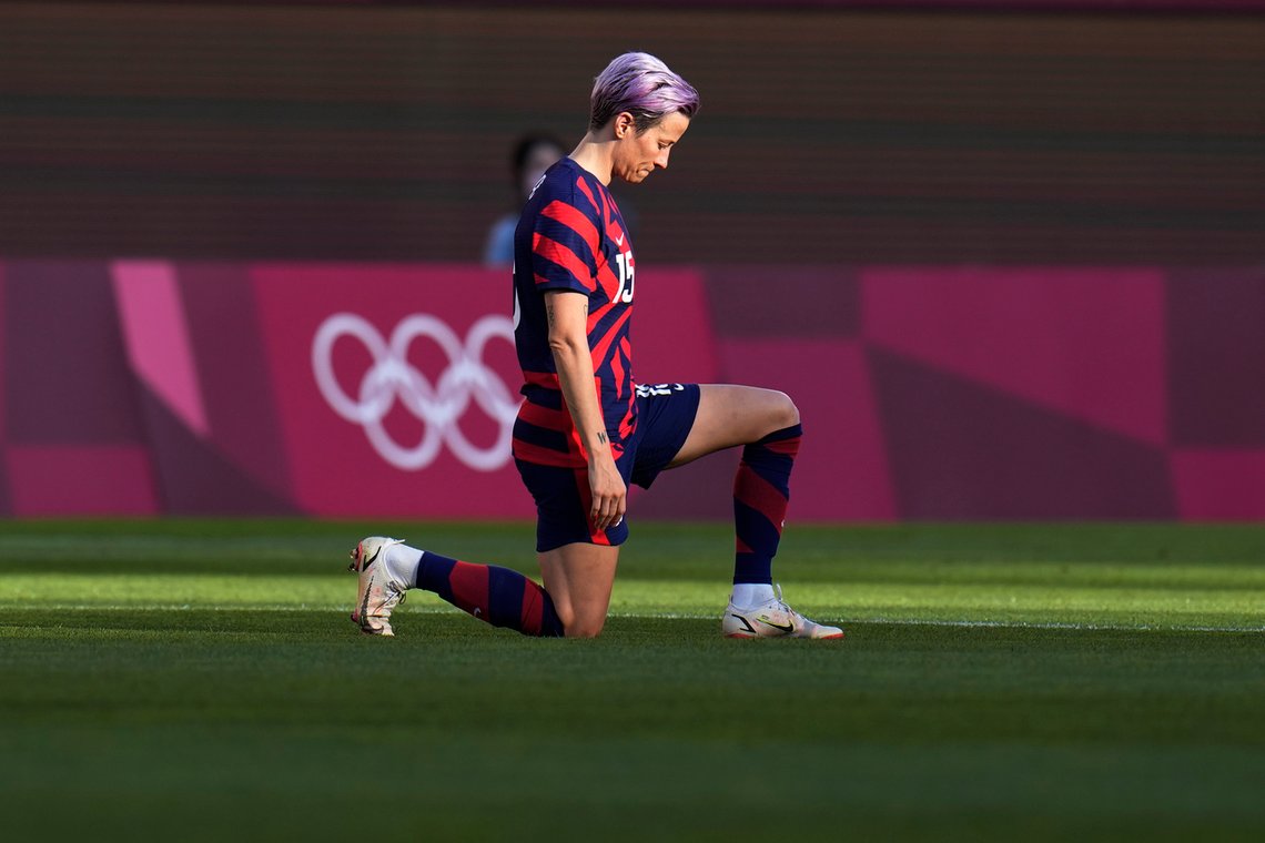 Megan Rapinoe kneler før bronsefinalen i årets OL i Tokyo. Foto: AP /Fernando Vergara /NTB Megan Rapinoe kneler før bronsefinalen i årets OL i Tokyo. Foto: AP /Fernando Vergara /NTB